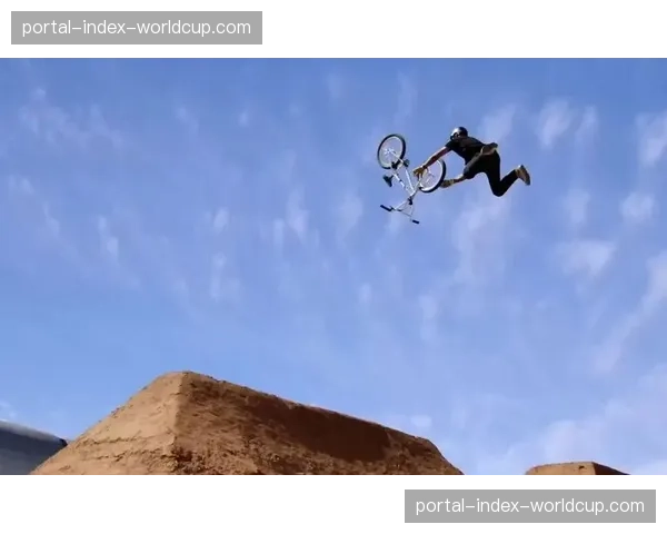 BMX Triple Challenge格伦代尔站赛道设计解析：三连跳制与偏转落地