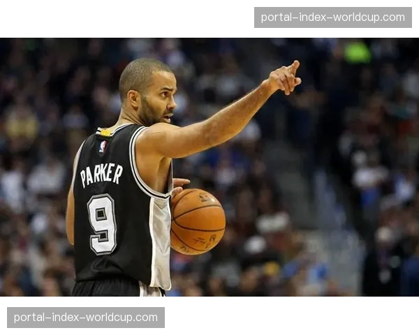 现场致敬环节,马刺为退役名宿托尼·帕克举行球衣悬挂仪式 现场致敬环节,马刺为退役名宿托尼·帕克举行球衣悬挂仪式